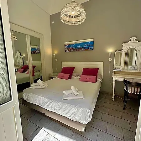 Martucci 83 Bed & Breakfast Napels